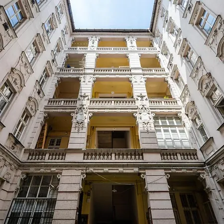 Short Trips * Budapesta